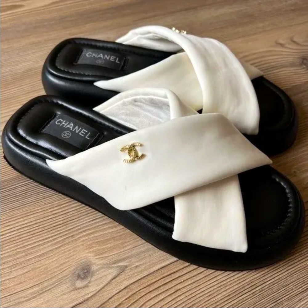 Chanel 2018 flats slippers white and black leather 39 US 8